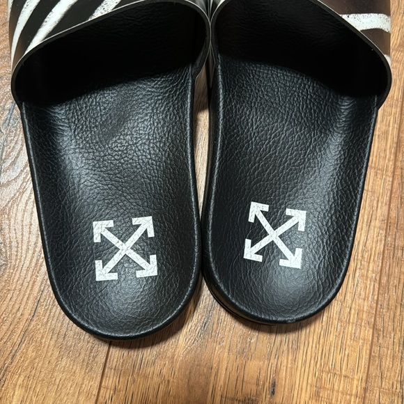 Off white spray stripes slider black/white